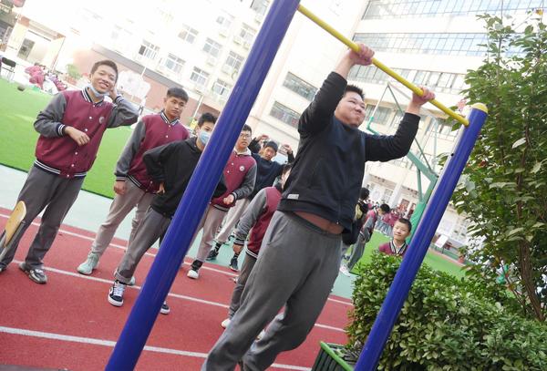 男生测试引体向上